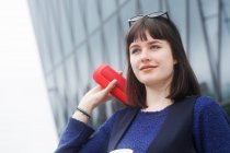 Porträt einer lächelnden Frau im Freien mit einem Lautsprecher, Deutschland — Stockfoto
