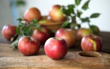 Яблука на дерев'яному столі — стокове фото