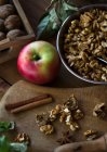 Миска з волоських горіхів і яблук — стокове фото