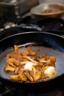 Гриби готують у маслі та чебреці на сковороді — стокове фото