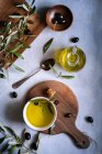 Fresh olives and olive oil arrangement — Stock Photo