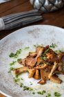 Funghi selvatici fritti con burro e timo su un tavolo — Foto stock