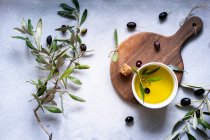 Arreglo de aceitunas frescas y aceite de oliva - foto de stock
