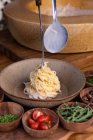 Spaghetti avec sauce au fromage grana padano servi — Photo de stock
