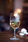 Bicchiere di vino bianco accanto a un tagliere di formaggio — Foto stock