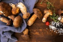 Arroz, cogumelos selvagens e ingredientes de tomilho de um risoto — Fotografia de Stock