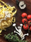 Свежая паста тальятелле с трюфельной стружкой, грибами, помидорами и тимьяном — стоковое фото