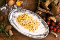 Frisch zubereitete Tagliatelle-Pasta mit Pilzen, Tomaten und Thymian — Stockfoto