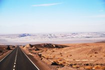 Route droite à travers le désert d'Atacama près d'Arica, Chili — Photo de stock