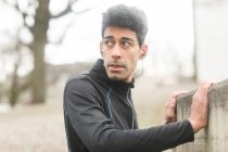 Retrato de um corredor masculino a aquecer lá fora, Alemanha — Fotografia de Stock