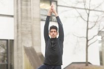 Porträt eines Mannes, der draußen Yoga macht, Deutschland — Stockfoto