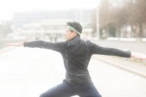 Retrato de un hombre parado afuera haciendo yoga, Alemania - foto de stock