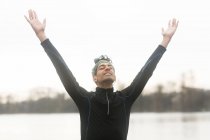 Retrato de un corredor masculino calentándose afuera, Alemania - foto de stock