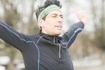 Retrato de um corredor masculino a aquecer lá fora, Alemanha — Fotografia de Stock