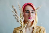 Porträt eines coolen Mädchens mit gefärbten Haaren im Anzug — Stockfoto