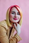 Ritratto di una ragazza cool con i capelli tinti che indossa un abito — Foto stock