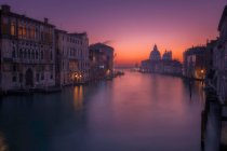 Paisaje urbano con Gran Canal y la iglesia de Santa Maria della Salute, Venecia, Véneto, Italia - foto de stock
