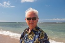 Portrait d'un homme debout sur une plage, Hawaï, États-Unis — Photo de stock