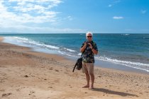 Porträt eines Mannes, der an einem Strand steht und ein Foto macht, Hawaii, USA — Stockfoto
