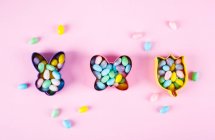 Vue aérienne des bonbons de Pâques à l'intérieur des emporte-pièces — Photo de stock