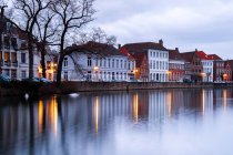 Langzeitbelichtungsaufnahme von Ufergebäuden und Reflexionen im Kanal, Brügge, Belgien — Stockfoto