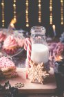 Galletas de Navidad, magdalenas y una botella de leche - foto de stock