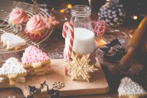 Biscotti di Natale, cupcake e una bottiglia di latte — Foto stock