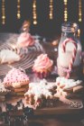 Weihnachtsplätzchen, Cupcakes und eine Flasche Milch — Stockfoto