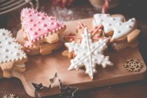 Gros plan sur les biscuits de Noël sur une planche à découper — Photo de stock