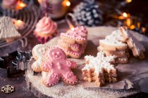 Primer plano de galletas y cupcakes de Navidad - foto de stock