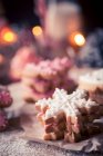 Крупный план рождественских печенек и кексов — стоковое фото