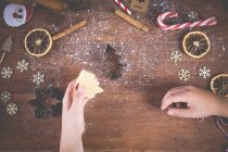 Vista aerea di un bambino che fa biscotti di Natale — Foto stock