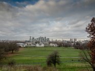 Vista del horizonte de la ciudad desde Greenwich Park, Londres, Inglaterra, Reino Unido - foto de stock