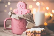 Різдвяне імбирне печиво в чашці — стокове фото