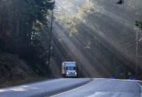 Caminhão que conduz ao longo de uma estrada de montanha, British Columbia, Canadá — Fotografia de Stock