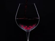Copa de vino con reflexiones de luz led - foto de stock