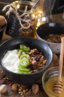 Frühstücksmüsli mit Honig, Nüssen, Joghurt und Kiwi — Stockfoto
