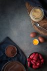 Zutaten für einen Schokoladen-Erdbeerkuchen — Stockfoto