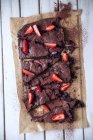 Vue aérienne des tranches de gâteau aux fraises au chocolat — Photo de stock