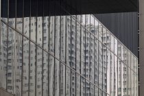 Réflexions de gratte-ciel dans une rangée de fenêtres, Indonésie — Photo de stock