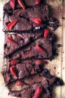 Vista aérea de rebanadas de pastel de fresa de chocolate - foto de stock