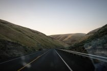 Estrada reta através de uma paisagem rural, Washington, EUA — Fotografia de Stock