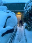 Frau räumt Schnee von ihrer Auffahrt in Kanada — Stockfoto