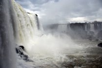 Крупный план водопада Игуасу, Бразилия — стоковое фото