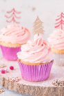 Cupcakes com cobertura de creme de manteiga decorado com árvores de Natal — Fotografia de Stock