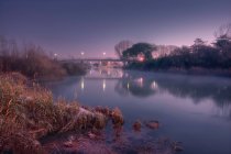 Міст через річку при заході сонця (Беллуно, Венето, Італія). — стокове фото