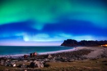 Aurores boréales sur la plage, Flakstad, Lofoten, Nordland, Norvège — Photo de stock