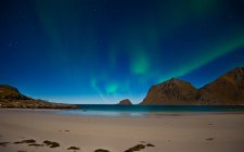 Luci settentrionali sulla spiaggia, Flakstad, Lofoten, Nordland, Norvegia — Foto stock