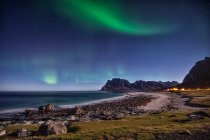 Nordlichter über Strand, Flakstad, Lofoten, Nordland, Norwegen — Stockfoto