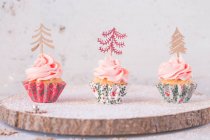 Gâteaux avec glaçage à la crème au beurre décorés d'arbres de Noël — Photo de stock